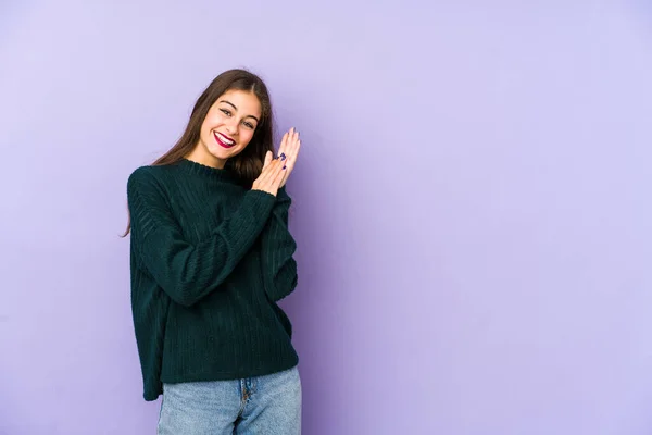 Giovane Donna Caucasica Isolata Sfondo Viola Sensazione Energica Confortevole Sfregamento — Foto Stock