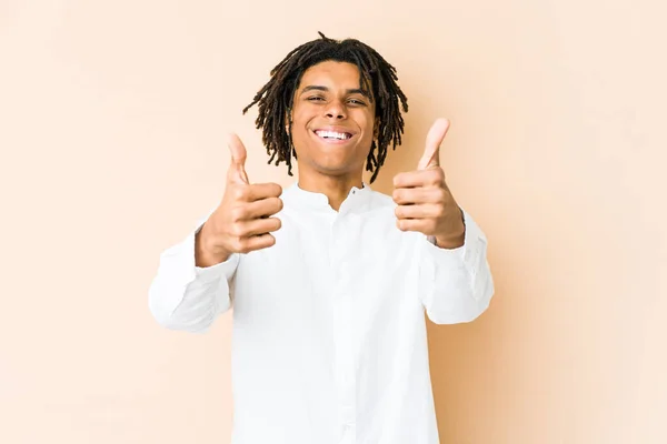 Joven Afroamericano Rasta Hombre Sonriendo Levantando Pulgar Hacia Arriba — Foto de Stock