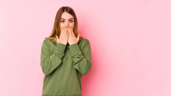 Mujer Joven Caucásica Aislada Sobre Fondo Rosa Conmocionada Cubriendo Boca — Foto de Stock