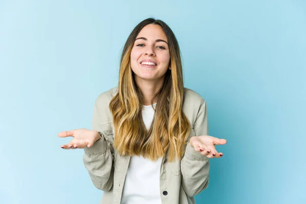 Giovane Donna Caucasica Isolata Sfondo Blu Che Tiene Qualcosa Con — Foto Stock