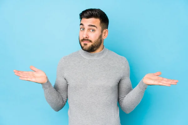 Junger Kaukasischer Mann Vor Blauem Hintergrund Isoliert Verwirrt Und Zweifelnd — Stockfoto