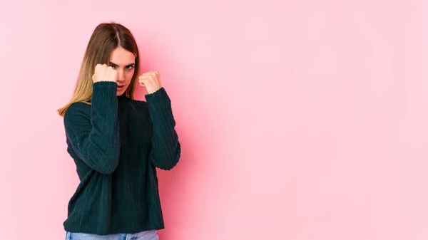 Junge Kaukasische Frau Isoliert Auf Rosa Hintergrund Wirft Einen Schlag — Stockfoto