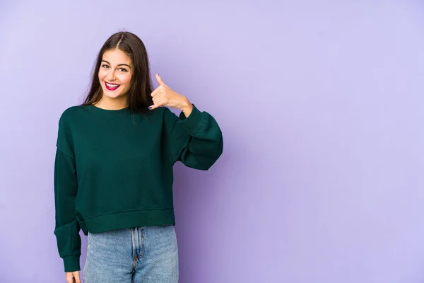 Mulher Branca Jovem Isolado Fundo Roxo Rindo Sobre Algo Cobrindo — Fotografia de Stock