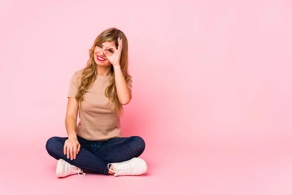 Junge Blonde Kaukasische Frau Sitzt Aufgeregt Auf Einem Rosa Studio — Stockfoto