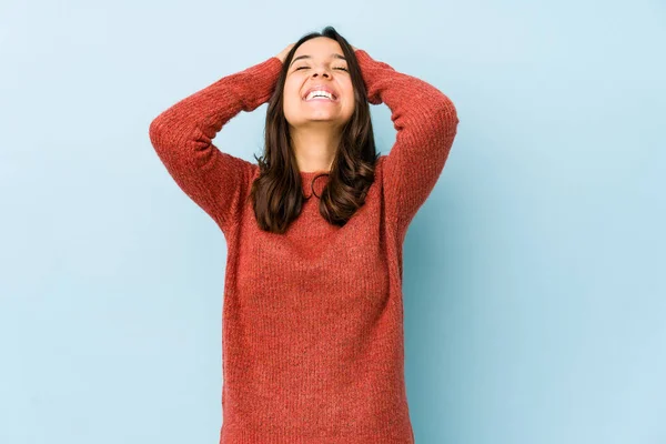 Joven Mujer Hispana Raza Mixta Aislada Ríe Alegremente Manteniendo Las — Foto de Stock