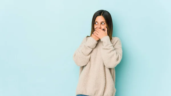 Jovem Mulher Isolada Fundo Azul Pensativo Olhando Para Espaço Cópia — Fotografia de Stock