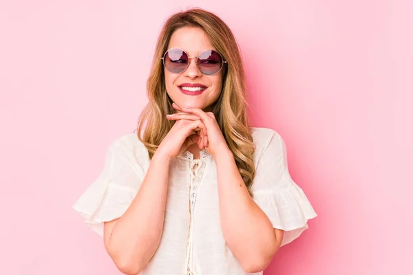 Jovem Caucian Mulher Com Óculos Isolados Fundo Rosa Mantém Mãos — Fotografia de Stock