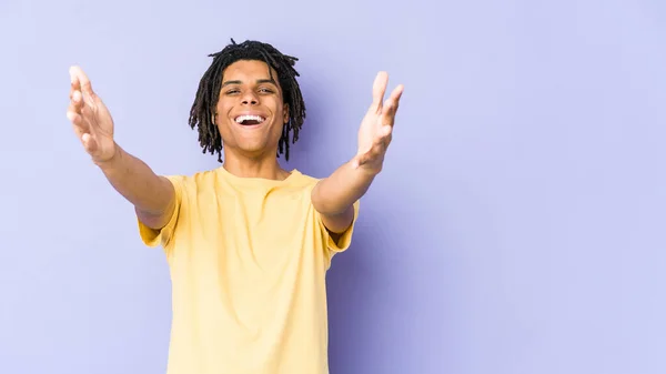 Young African American Rasta Man Feels Confident Giving Hug Camera — Stock Photo, Image
