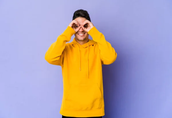 Jovem Caucasiano Homem Isolado Roxo Fundo Mostrando Sinal Sobre Olhos — Fotografia de Stock