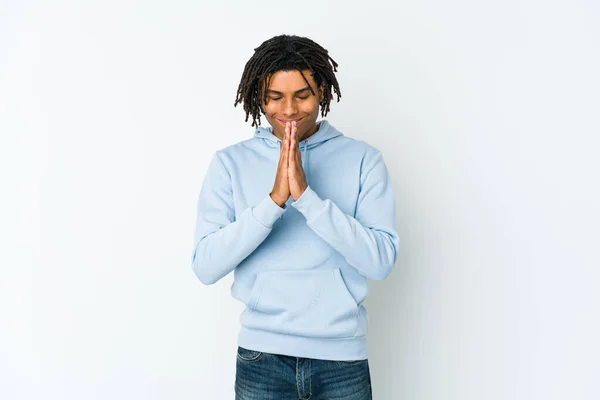 Fiatal Afro Amerikai Raszta Férfi Kéz Kézben Imádkozni Közel Száj — Stock Fotó