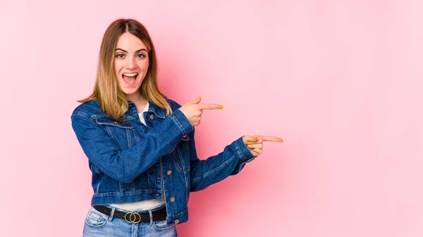 Mulher Caucasiana Jovem Isolado Fundo Rosa Animado Apontando Com Dedos — Fotografia de Stock