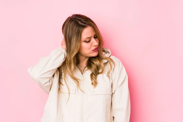 Giovane Donna Caucasica Isolata Sfondo Rosa Che Dolore Collo Causa — Foto Stock