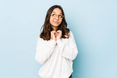 Latin kökenli genç bir kadın. Kafasında bir plan kuruyor..