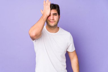 Mor arka planda izole olmuş genç bir adam bir şeyi unutuyor. Alnına avuç içi ile vuruyor ve gözlerini kapıyor..