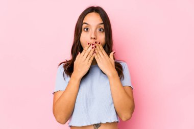 Latin kökenli genç bir kadın şok olmuş, ağzı ellerle kaplanmış, yeni bir şey keşfetmek için sabırsızlanıyor..