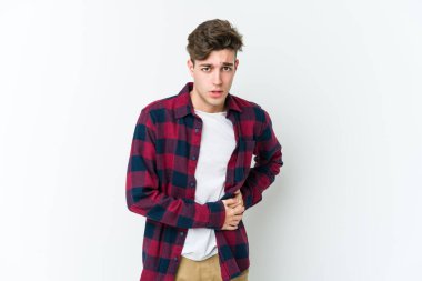 Beyaz arka planda karaciğer ağrısı çeken, karnı ağrıyan genç beyaz bir adam..