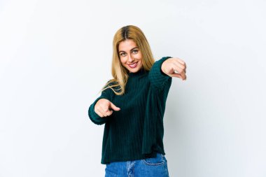 Beyaz arka planda izole edilmiş genç, sarışın bir kadın. Neşeli gülümsemeler öne bakıyor..