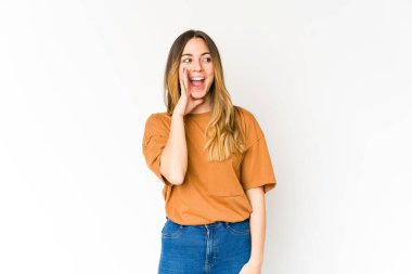 Beyaz arka planda izole edilmiş beyaz bir kadın heyecanlı bir şekilde bağırıyor..