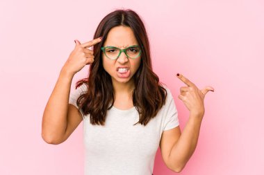 Latin kökenli genç bir kadın işaret parmağıyla hayal kırıklığı yapıyor..