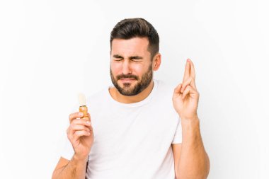 Kafkasyalı genç adam şans getirsin diye şans diliyor.