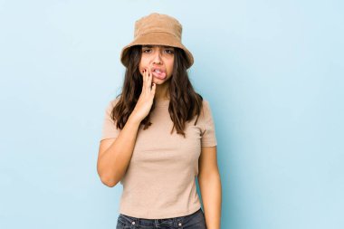 Genç, melez İspanyol bir kadın izole edilmiş, güçlü bir diş ağrısı, azıdişi ağrısı var..