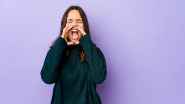 Genç, melez İspanyol kadın yalnız başına bağırıyor..