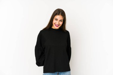 Beyaz arka planda izole edilmiş genç beyaz kadın mutlu, güler yüzlü ve neşeli.