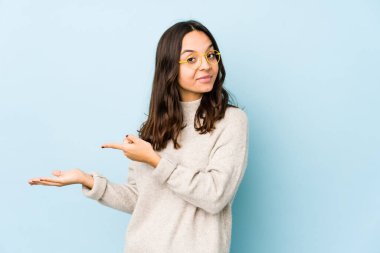 Genç, melez, yalnız bir kadın. Palmiyesinde bir kopyası olduğu için heyecanlı..