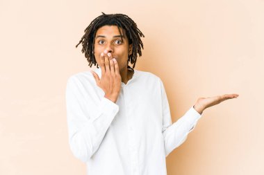 Genç Afrikalı Amerikalı Rasta adam, Palm 'da fotokopi alanı tutmaktan etkilendi..