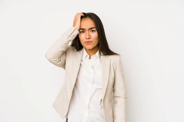 Beyaz bir arka planda izole edilmiş genç bir kadın. Çok yorgun ve uykulu. Elini başının üstünde tutuyor..