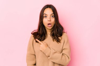 Genç, melez, ispanyol bir kadın.