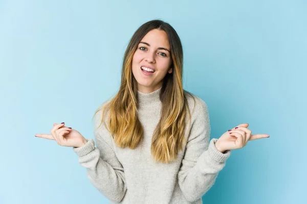 Giovane Donna Caucasica Isolata Sfondo Blu Che Punta Diversi Spazi — Foto Stock