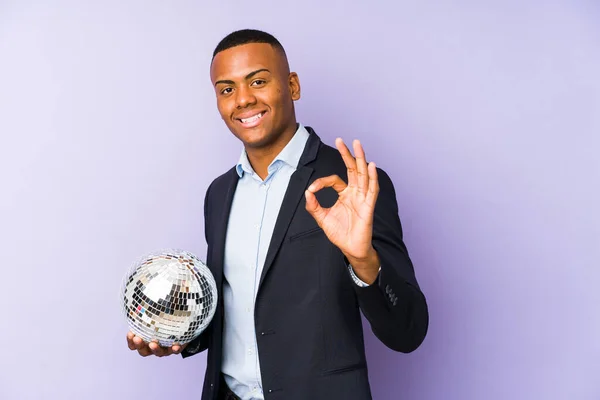 Joven Latino Sosteniendo Una Fiesta Pelota Aislado Alegre Confiado Mostrando — Foto de Stock