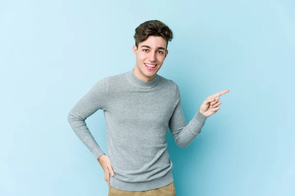 Jovem Caucasiano Isolado Fundo Azul Sorrindo Alegremente Apontando Com Dedo — Fotografia de Stock