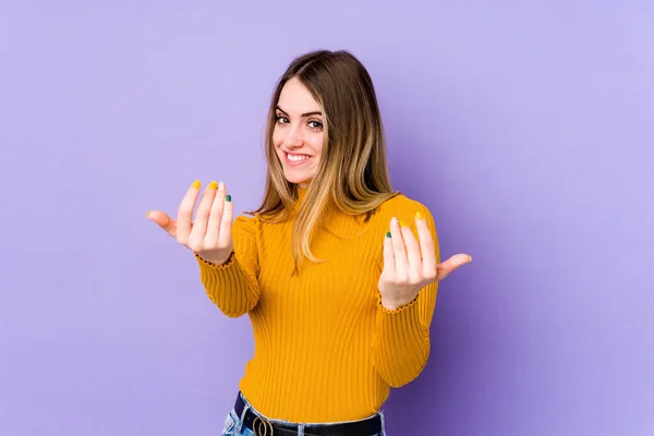 Mladá Běloška Izolovaná Purpurovém Pozadí Ukazuje Prstem Vás Jako Pozvání — Stock fotografie