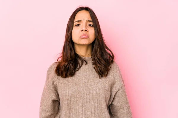 Junge Hispanische Frau Mit Gemischter Rasse Isoliert Trauriges Ernstes Gesicht — Stockfoto