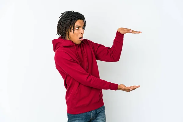 Giovane Afroamericano Rasta Uomo Scioccato Stupito Tenendo Uno Spazio Copia — Foto Stock