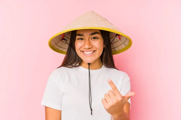 Jonge Aziatische Vrouw Draagt Een Vietnamese Hoed Geïsoleerd Jonge Aziatische — Stockfoto