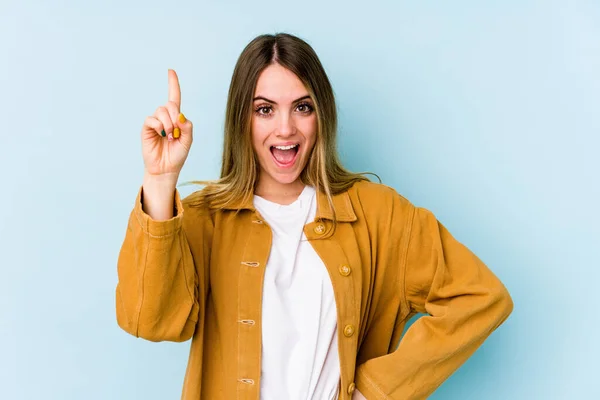 Mujer Joven Caucásica Aislada Sobre Fondo Azul Teniendo Una Idea — Foto de Stock