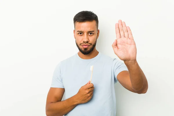 Junger Südasiatischer Mann Mit Zahnbürste Der Mit Ausgestreckter Hand Ein — Stockfoto