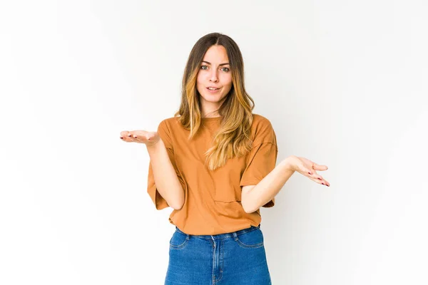 Young Caucasian Woman Isolated White Background Makes Scale Arms Feels — Stock Photo, Image