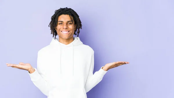 Genç Afrikalı Amerikalı Rasta Adam Kollarıyla Ölçeği Yapıyor Mutlu Kendinden — Stok fotoğraf