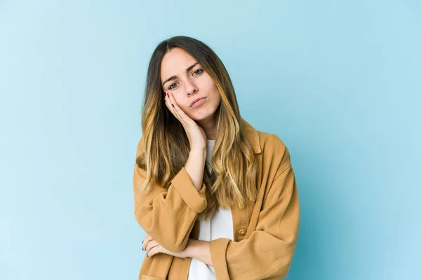 Mujer Caucásica Joven Aislada Sobre Fondo Azul Que Está Aburrida — Foto de Stock