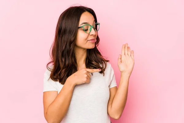 Jong Gemengd Ras Hispanic Vrouw Geïsoleerd Lachend Vrolijk Tonen Nummer — Stockfoto