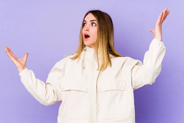 Jovem Caucasiano Mulher Isolado Roxo Fundo Gritando Para Céu Olhando — Fotografia de Stock