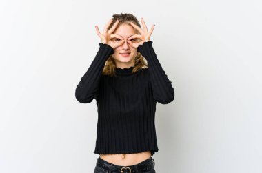 Beyaz arka planda beyaz saçlı genç beyaz kadın gözlerinde sorun olmadığını gösteriyor.