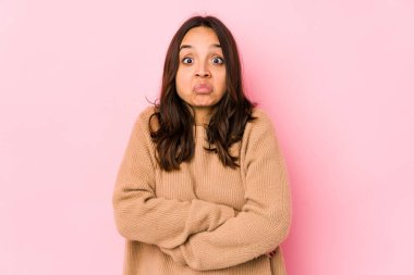 Genç melez İspanyol kadın omuz silkiyor ve gözleri açık..