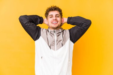  Ellerin başının arkasında, kendinden emin hissediyorsun..