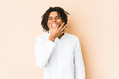 Genç Afrikalı Amerikalı Rasta adam iki seçenek arasında şüpheye düşüyor.