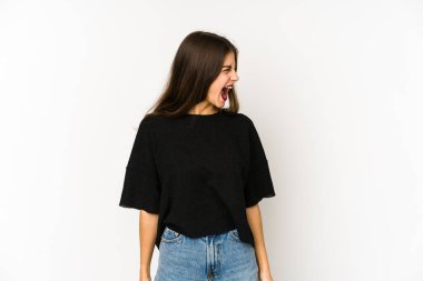 Beyaz arka planda izole edilmiş genç beyaz kadın çok kızgın, öfkeli, hayal kırıklığına uğramış.